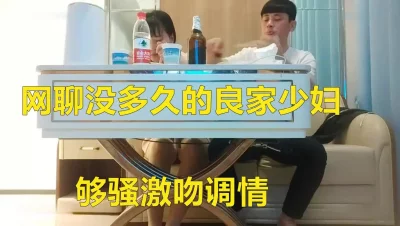 爱情故事吃饱喝足再开始操撩起衣服吸吮奶子转战床上激情爆操（进群约炮）